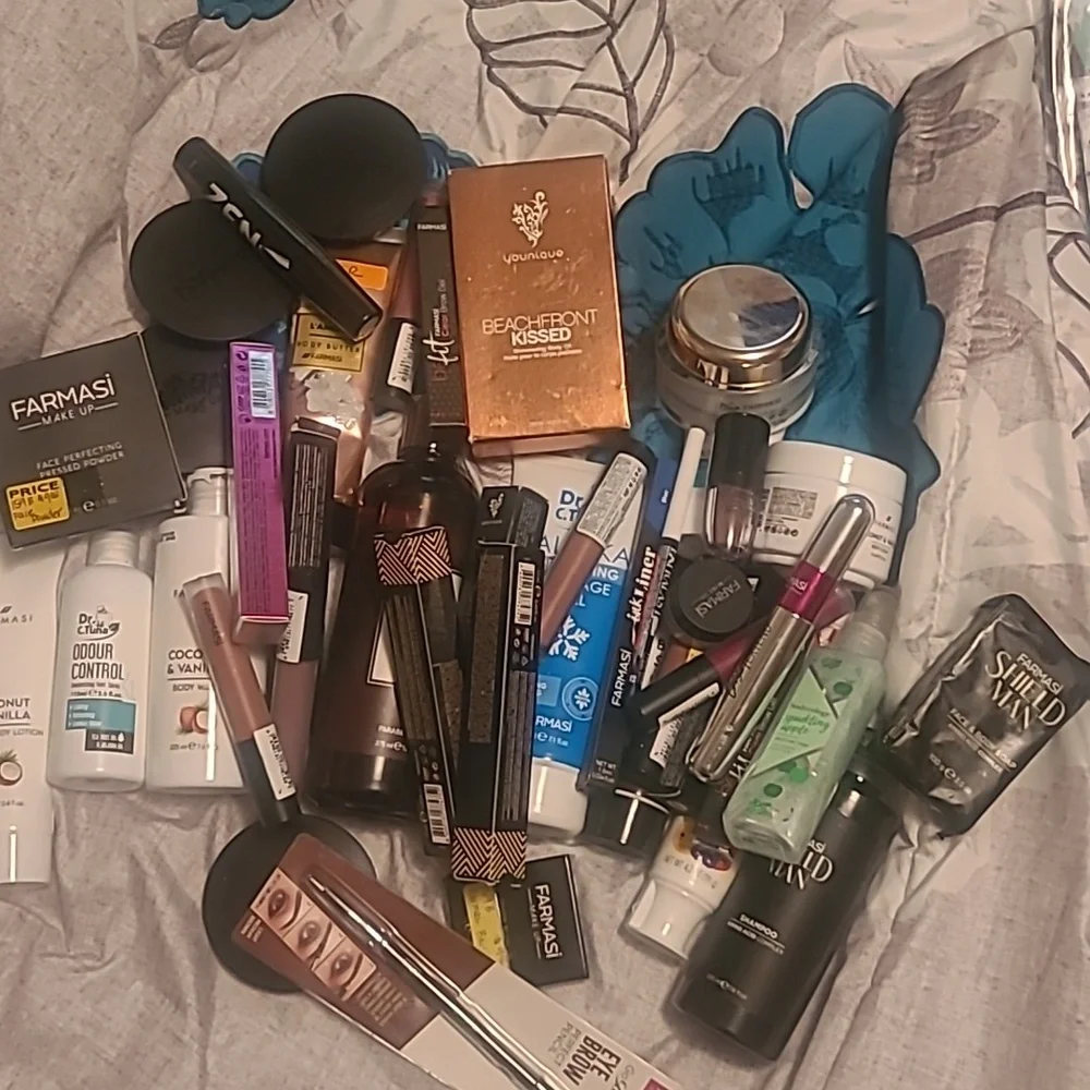 Makeup - Picture 1 of 1